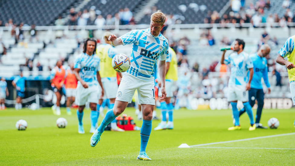 KDBALL : King Kev gets in the mood ahead of kick off.