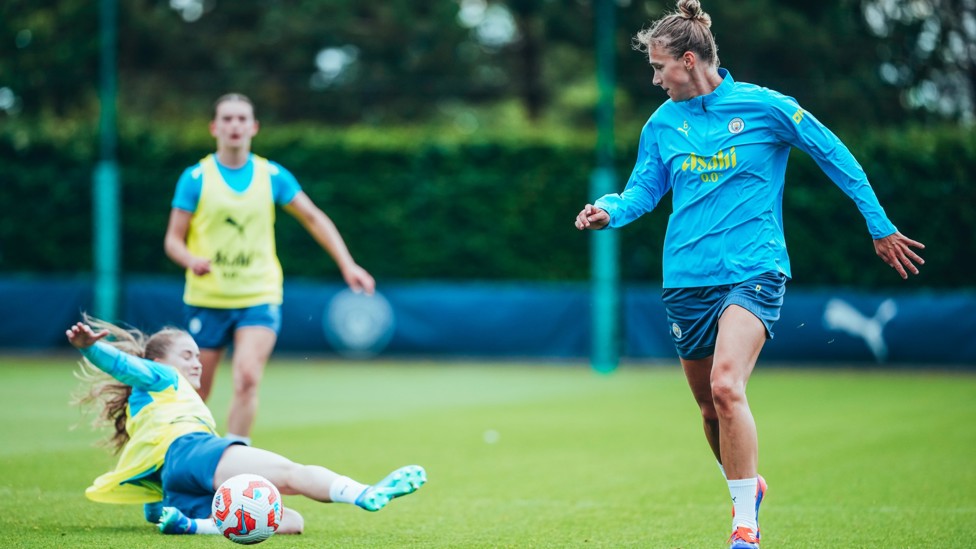 THROUGH ON GOAL : Miedema is released during a small-sided game