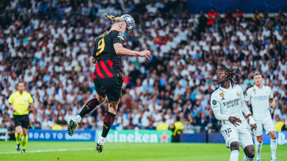 HUNGRY HAALAND : Tests Courtois with a header.