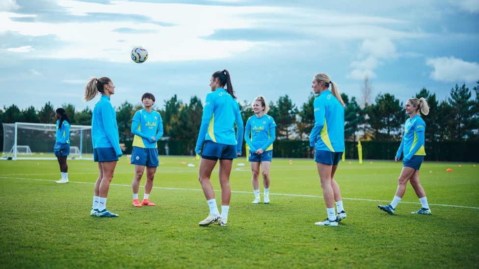 IN THE AIR : The City squad warm up