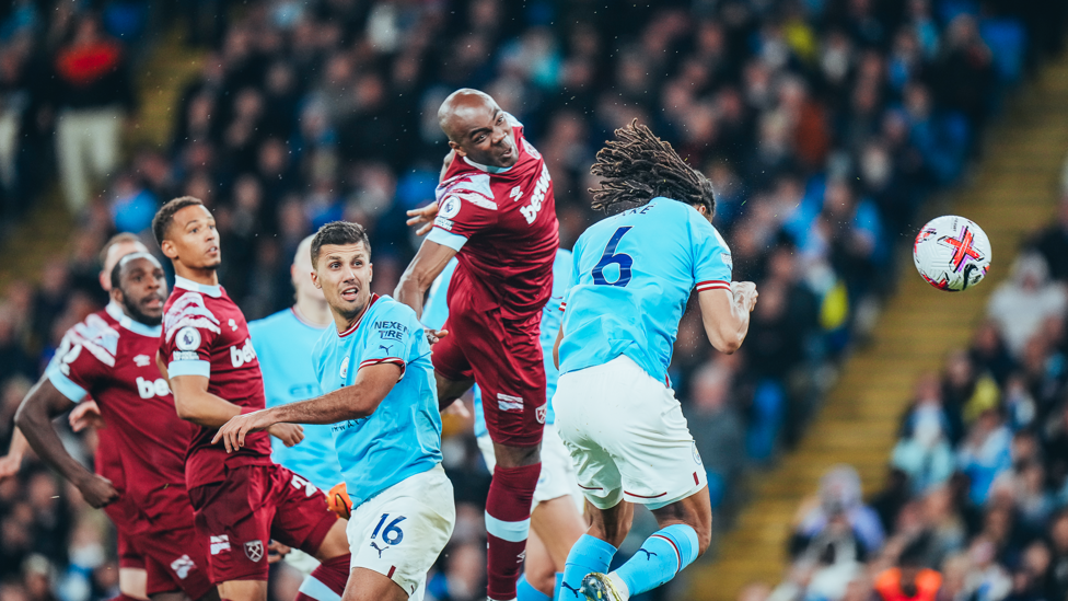 BREAKTHROUGH : Ake breaks the visitors' resistance with a super header!