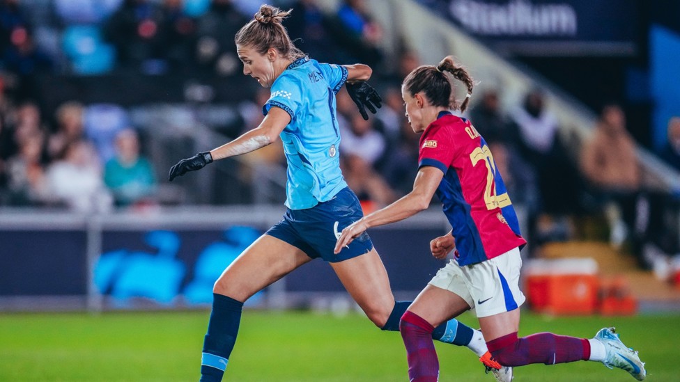 FLYING DUTCHWOMAN  : Vivianne Miedema looks to turn the screw.