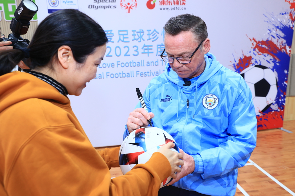 2 : A lucky fan gets a signature from Club Legend Paul Dickov