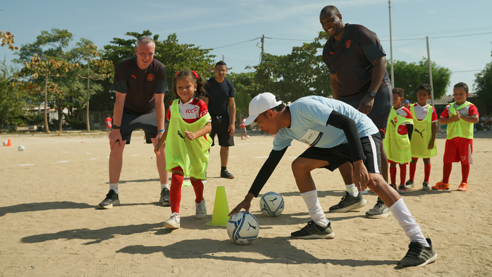 EDUCATION :  Young Leader preparing a Football & WASH session