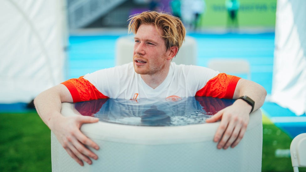 COOLING OFF : Kevin De Bruyne takes a cold plunge after the session.