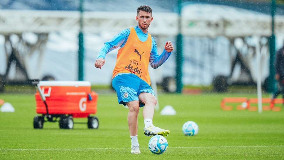 PASS MASTER  : Aymeric Laporte showcases his precise passing skills.