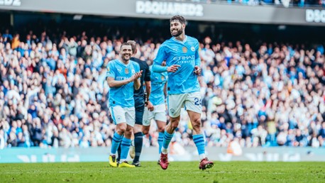 City move top with comfortable win over Luton