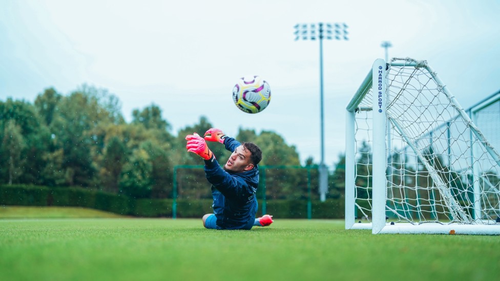 TOP SAVE  : Ederson gets down well. 