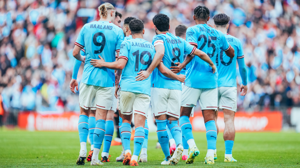 TIME UNIDO : Os jogadores do City comemoram juntos o primeiro gol.