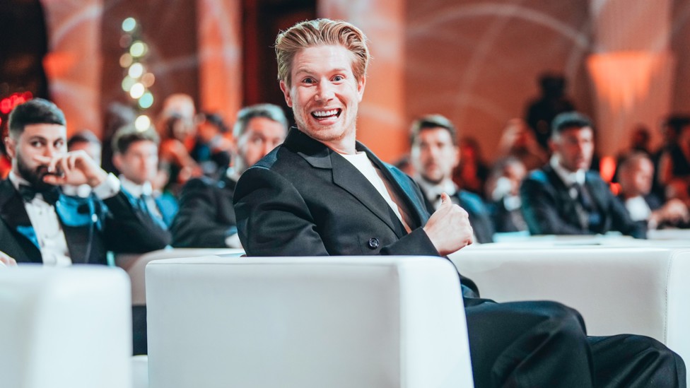 HI KEV : KDB  has fun with the camera as he awaits the start of the Dubai Globe Soccer Awards