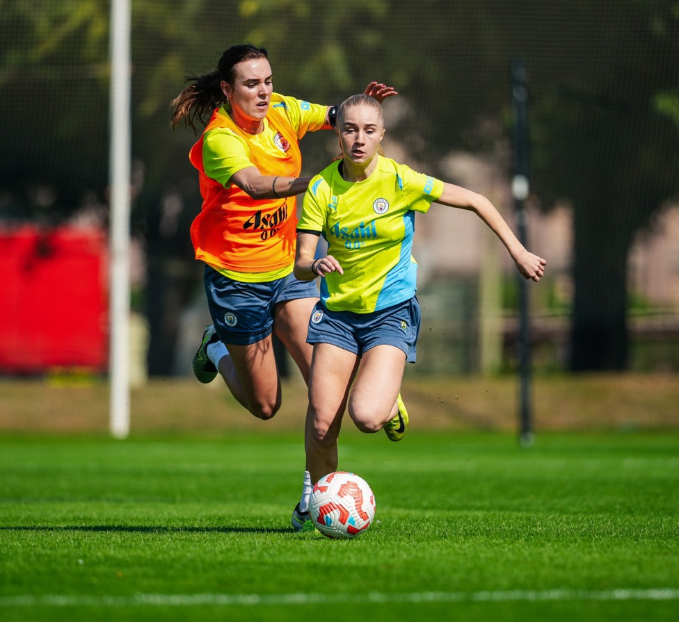 MIDFIELD BATTLE : Jill Roord in pursuit of Laura Blindkilde Brown