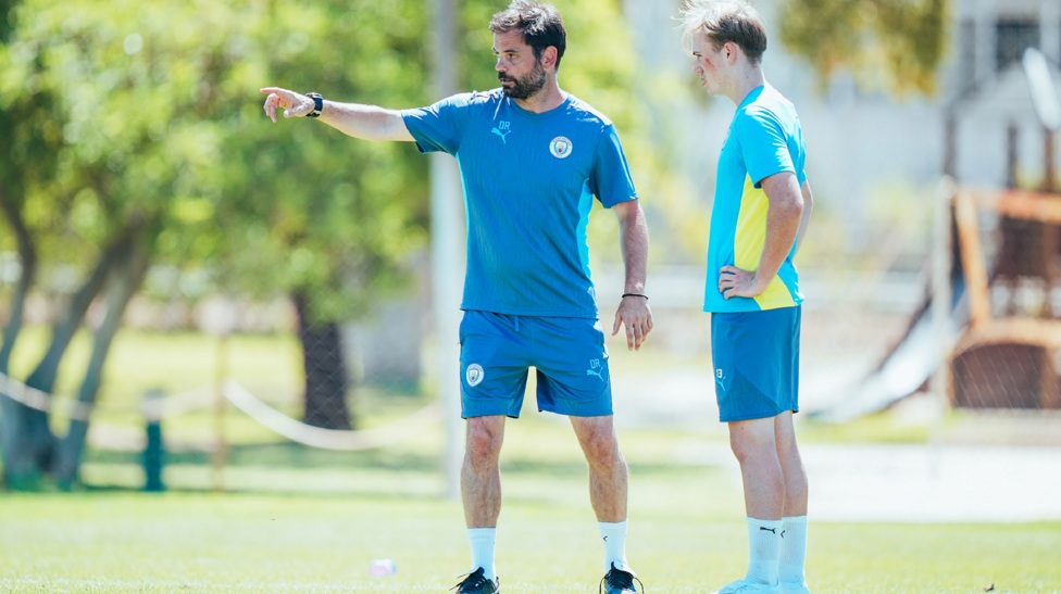 Our new U18s coach points the way : Oliver Reiss and Oliver Tevenan 