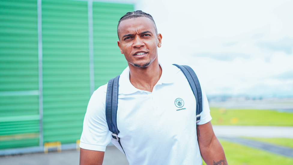 MANU  : Manuel Akanji looks ready to fly.