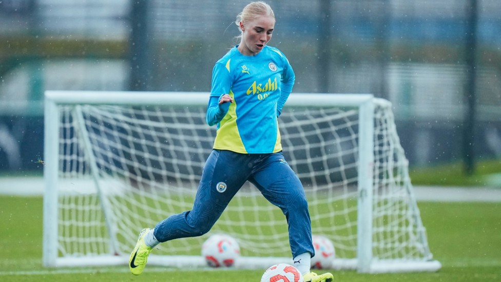 PASS MASTER : Laura Blindkilde Brown on the ball