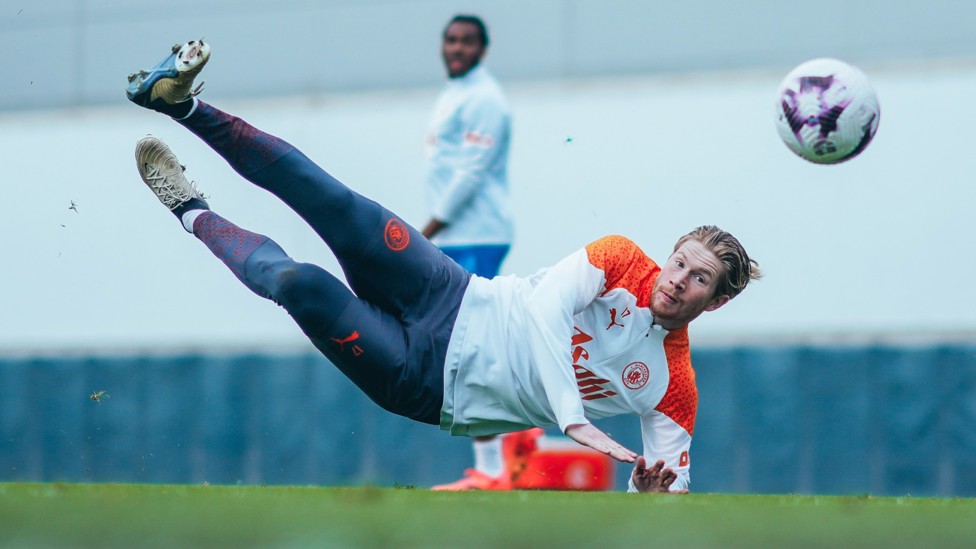 SCISSOR KICK : Kevin De Bruyne shows off his skills