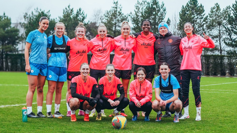 STRIKE A POSE : A squad photo with Alan Mahon at the end of the session