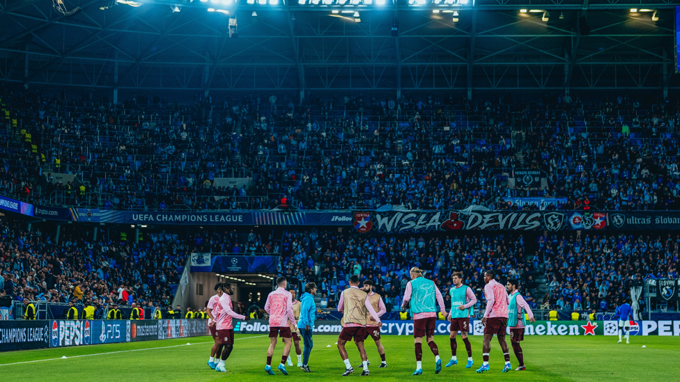 GET LOOSE : The players go through their pre-match drills.