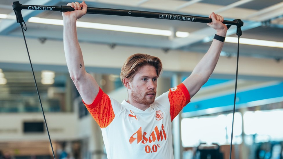 RAISE IT HIGH : Kevin De Bruyne puts in the work