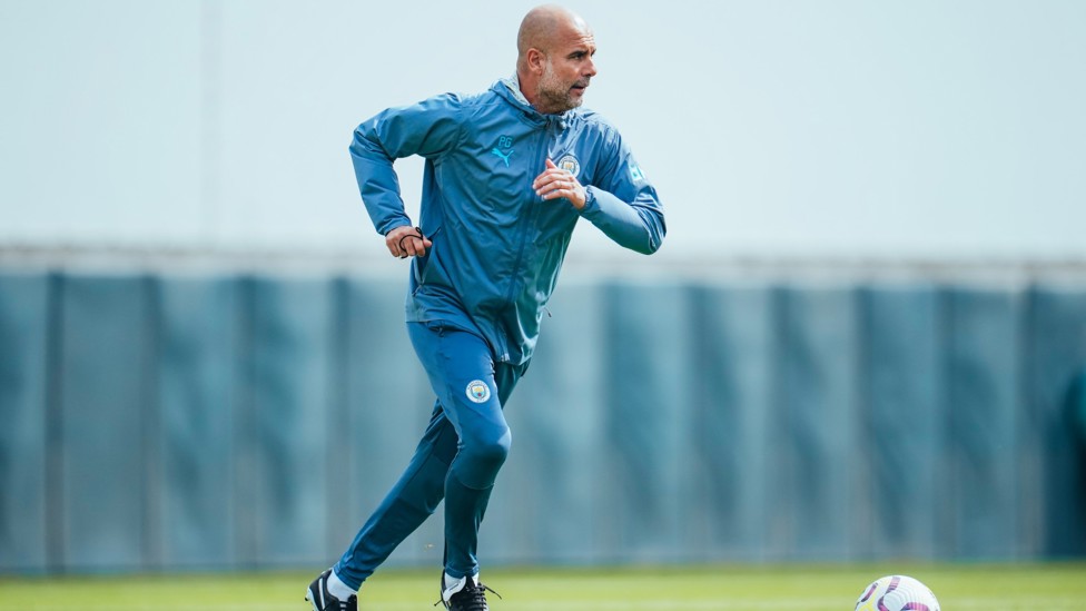 ACTION SHOT : Pep Guardiola showing how it's done.