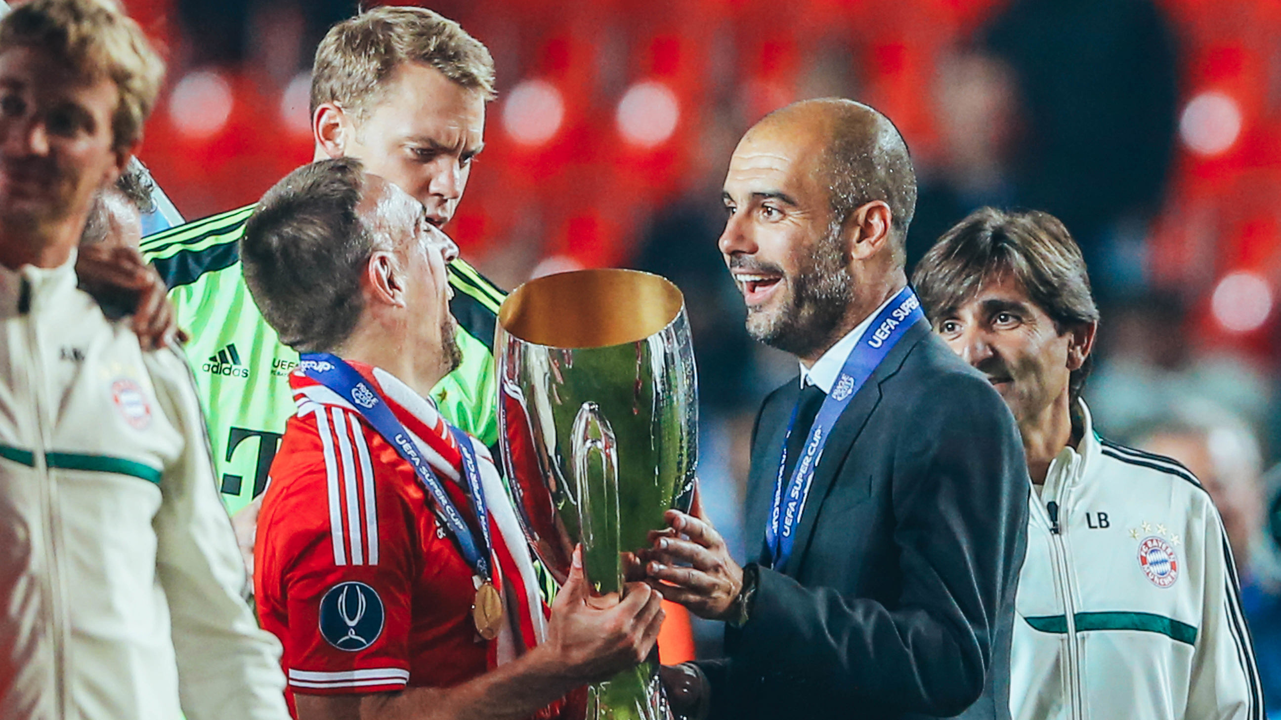 CINCO VECES : Pep Guardiola y Franck Ribéry con la Supercopa de Europa ganada con el Bayern en 2013