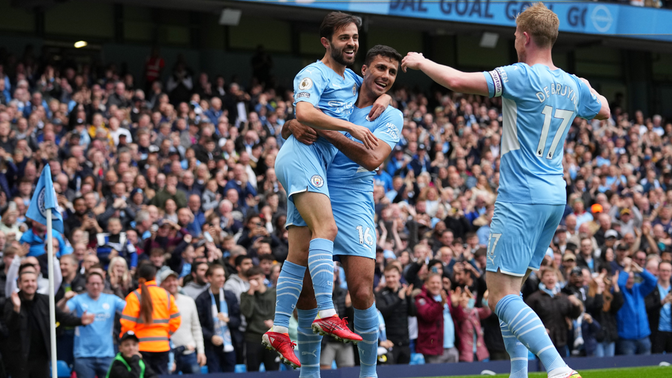 TAKE OFF : Bernardo, Kevin De Bruyne and Rodrigo celebrate City's opener 