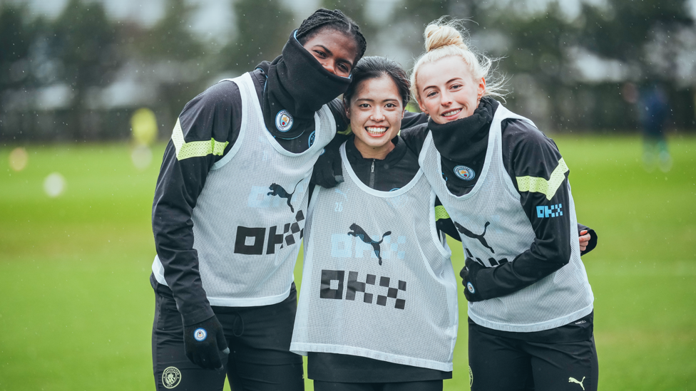 BESTIE VIBES : Khadija Shaw, Yui Hasegawa and Chloe Kelly take a quick break to smile for the camera