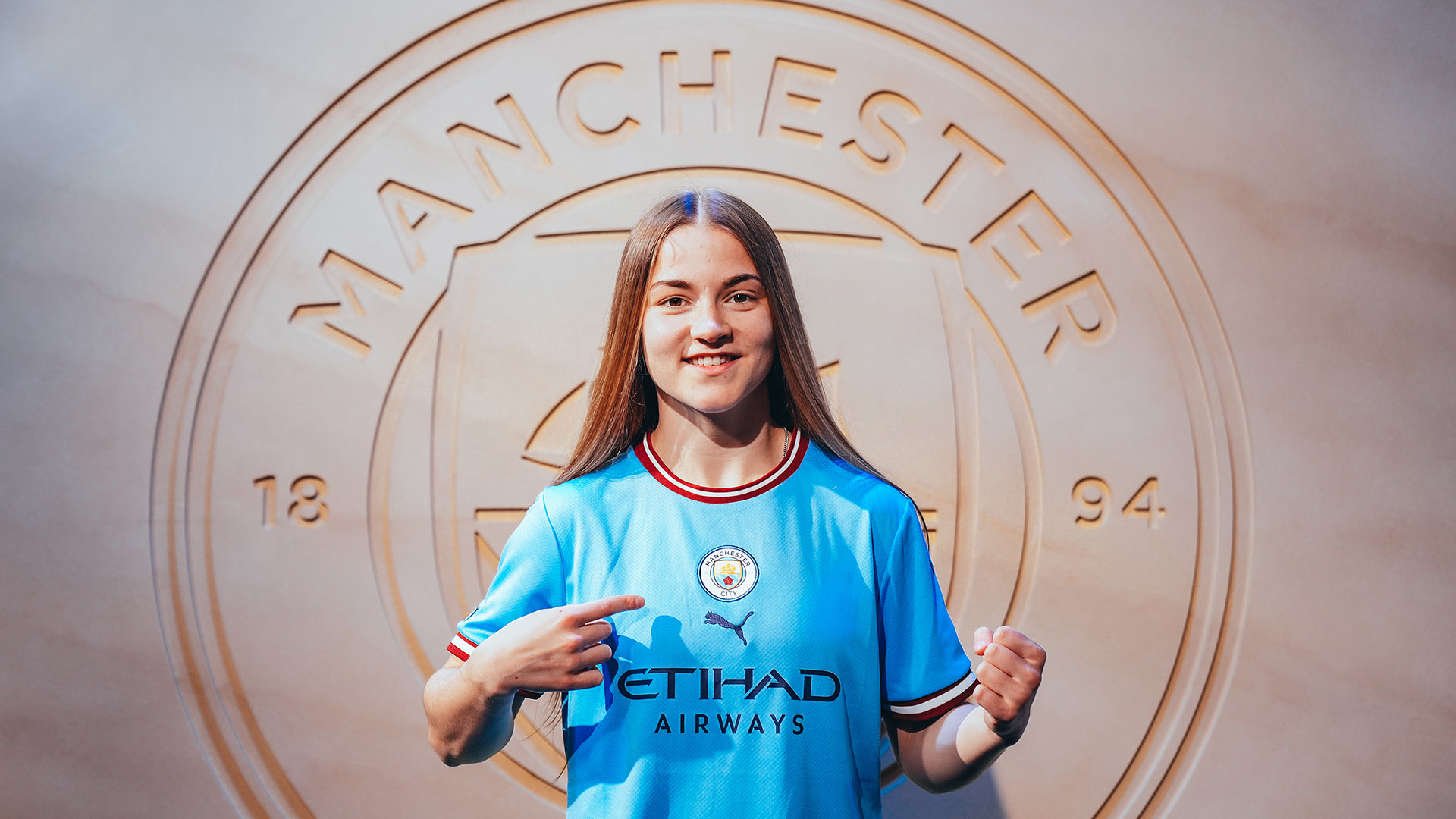 Chelsea's Millie Bright and Man City's Ellie Roebuck put club