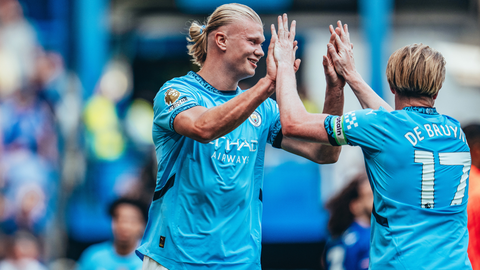 HIGH FIVES : Haaland and De Bruyne celebrate.