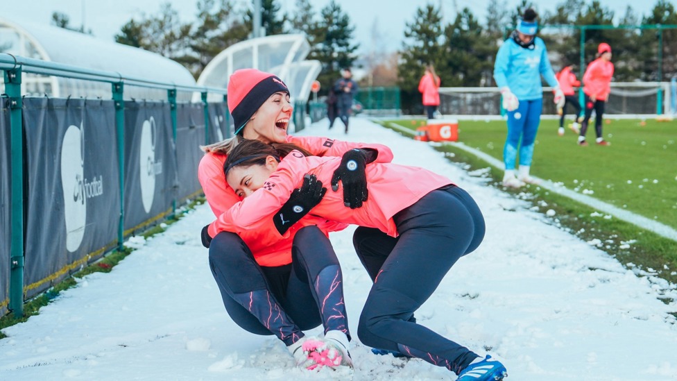 SNOW DAY : Wrestling with Laia Aleixandri during a snowy training session at the CFA!