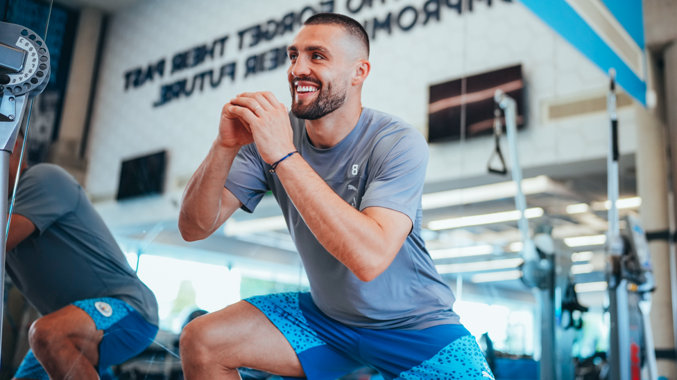 SQUAT : Mateo Kovacic limbers up.