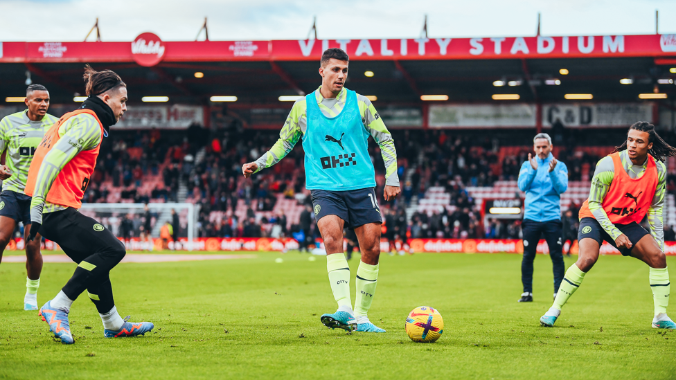 RODRI RONDO : The pre-match drills get underway.