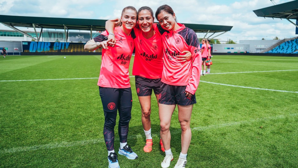 TRIO  : Jess Park, Laia Aleixandri and Yui Hasegawa pose for our camera.