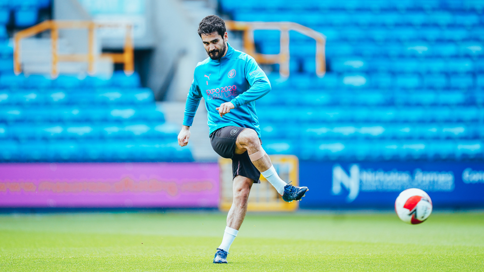 TECHNIQUE : Ilkay Gundogan plays a pass.