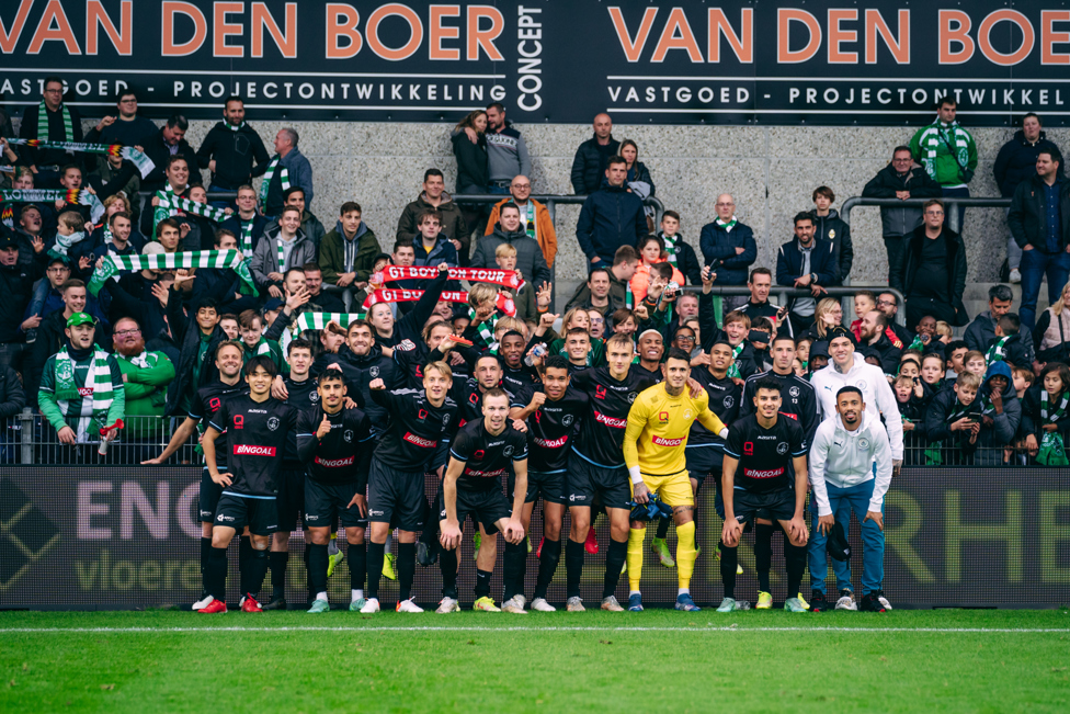 TEAM PHOTO : Meeting the players