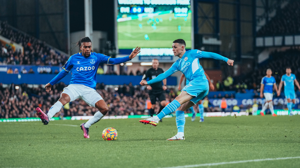 KNOCKING ON THE DOOR  : Foden's shot is blocked as we increase the pressure on the Toffees. 