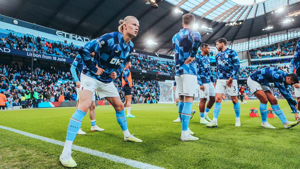 GET LOOSE : The players go through their pre-match drills.