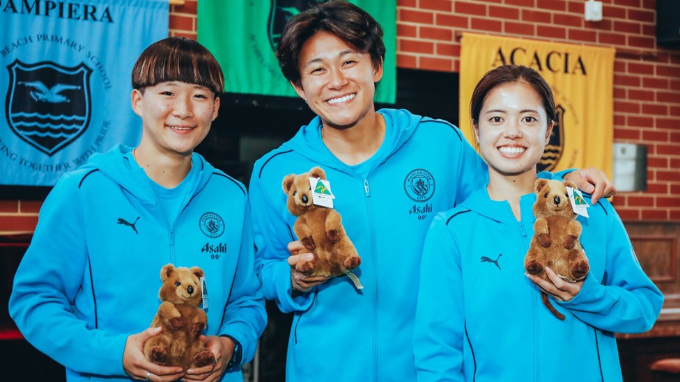 AMAZING TRIO : Japanese team-mate Aoba Fujino, Ayaka Yamashita and Yui Hasegawa smile for the camera.