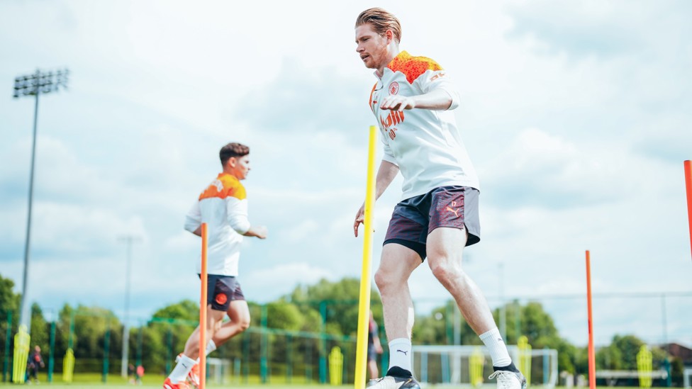 CLASSY KDB : Kevin De Bruyne puts in the hard yards as Sunday approaches