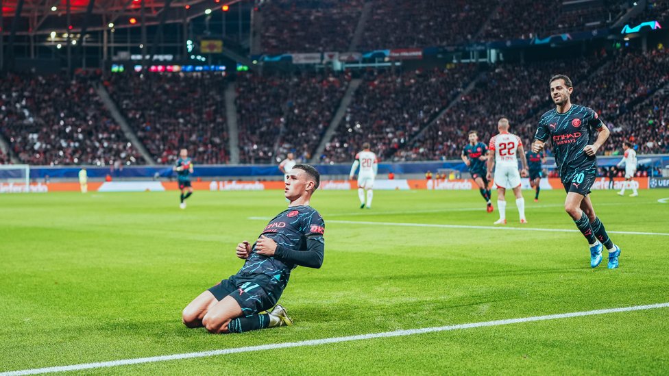 KNEE SLIDE : Foden celebrates putting us ahead!