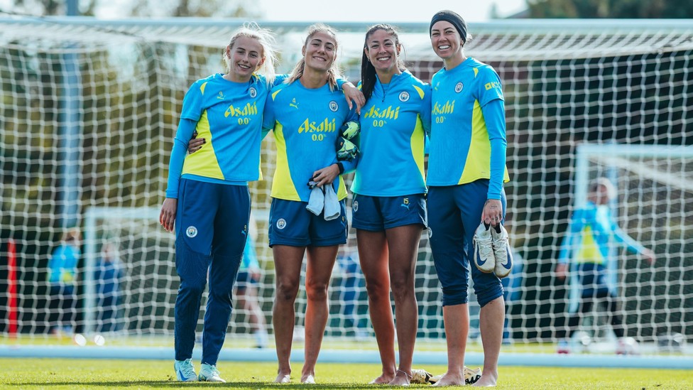 SQUAD GOALS : Chloe, Laia, Leila and Alanna stop for a photo