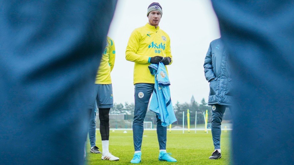 TAKE THE MIC : KDB says a few words after receiving his 400 appearance shirt.