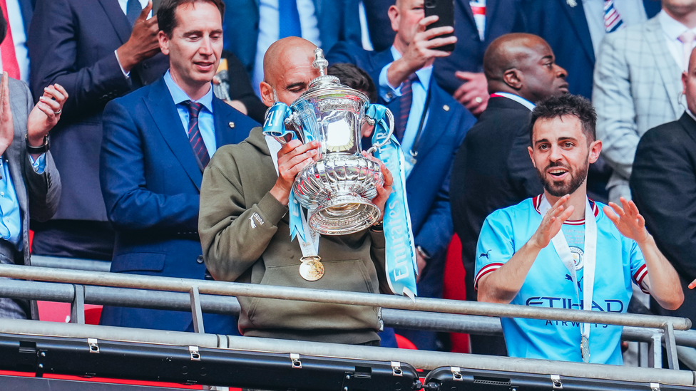SWEET KISS : The boss gets well acquainted with the trophy!