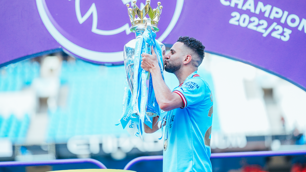 MAGIC MAHREZ : Kisses the trophy.