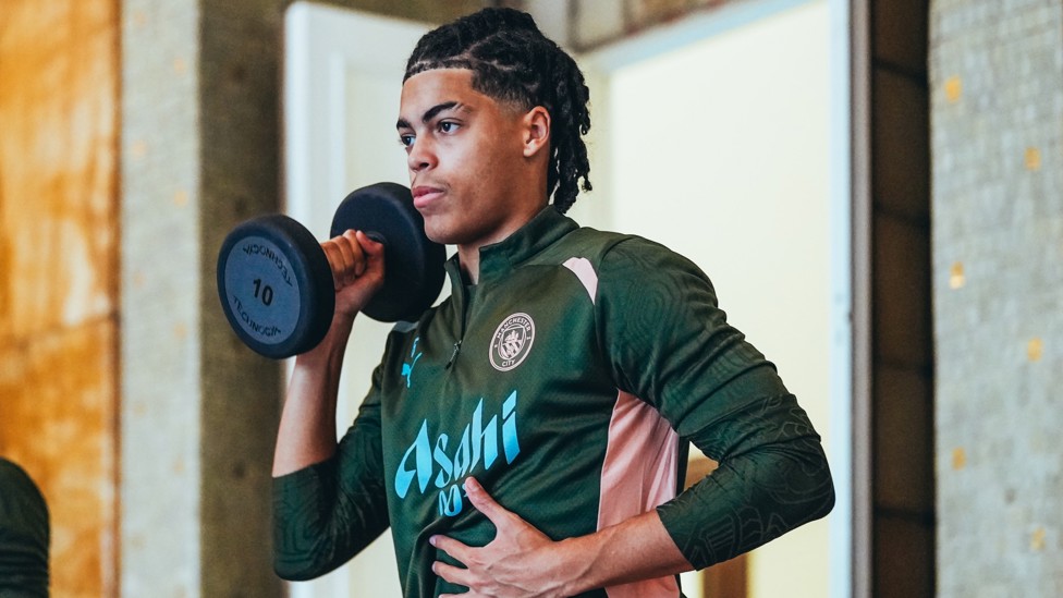 SIMPSON-PUSEY : Jahmai picks up the weights