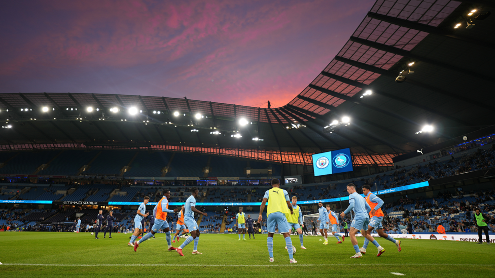 OH WHAT A NIGHT : Beautiful sunset over the Etihad! 