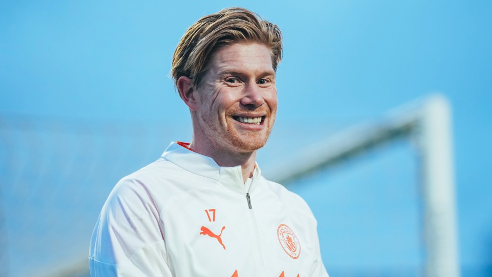 ALL SMILES : Kevin De Bruyne on the training pitch