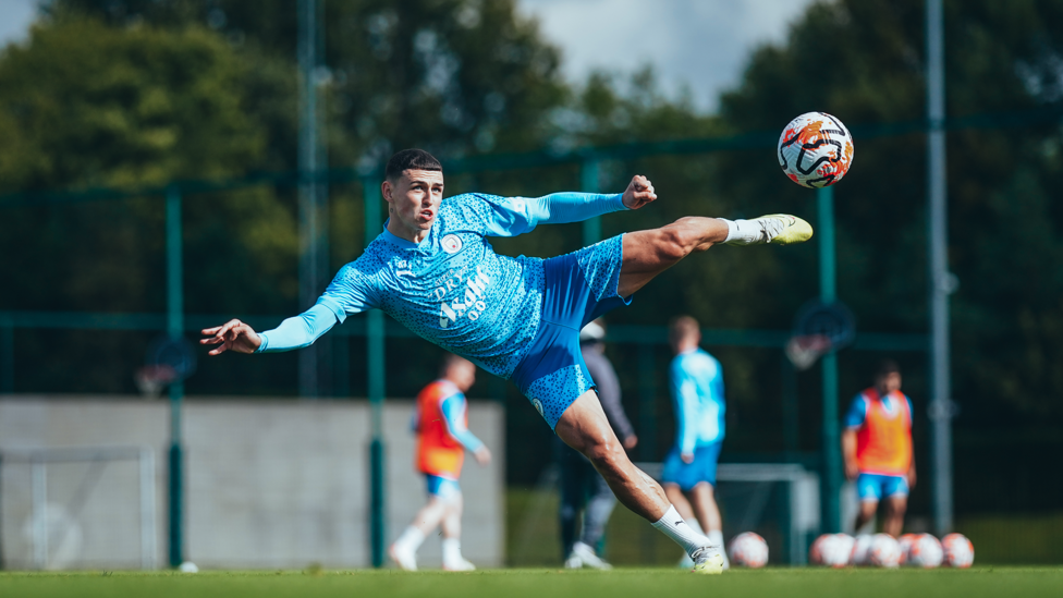 FLYING FODEN : Phil Foden showcases his acrobatics!