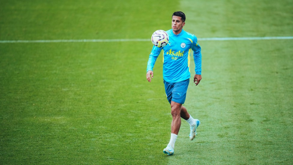 COOL CANCELO : Joao Cancelo strides around in training. 