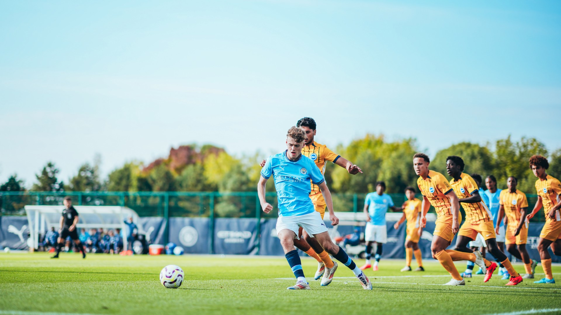 FLOCK OF SEAGULLS : Matty Warhurst pressed by Brighton.