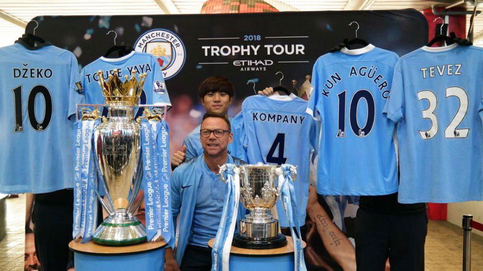 WORLD IN ACTION : Paul Dickov with the trophies during their stopover in Seoul